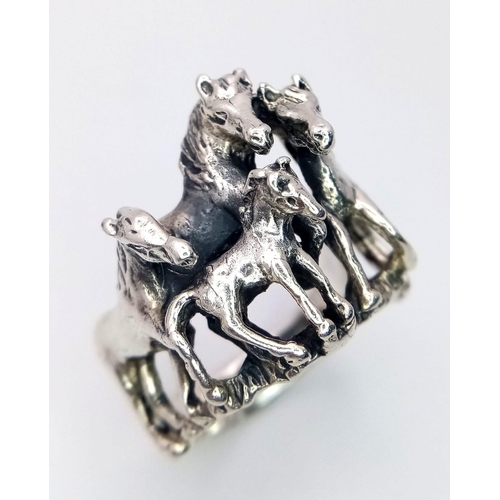 753 - A Rare and Unique Vintage Sterling Silver Horse Group Ring.
Size P. 7.82 Grams. In presentation box.