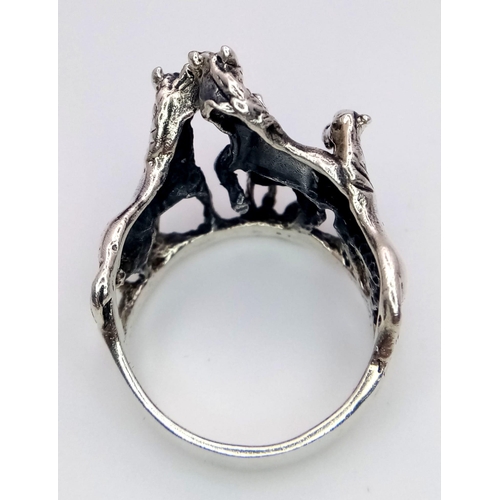 753 - A Rare and Unique Vintage Sterling Silver Horse Group Ring.
Size P. 7.82 Grams. In presentation box.