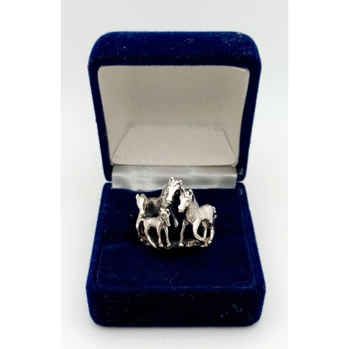 753 - A Rare and Unique Vintage Sterling Silver Horse Group Ring.
Size P. 7.82 Grams. In presentation box.