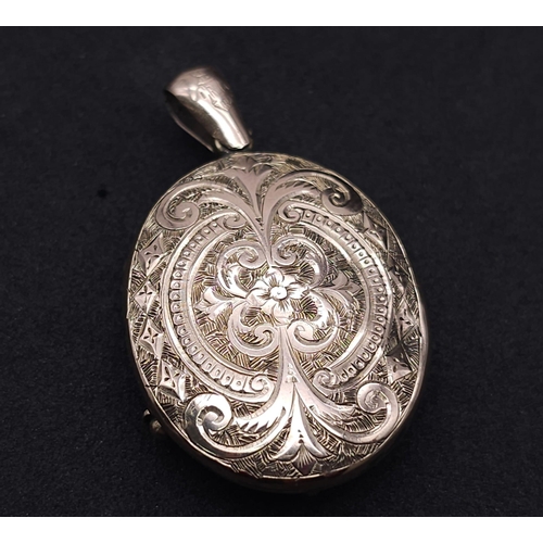 107 - A HIGH CARAT GOLD VICTORIAN MOURNING LOCKET WITH INTRICATE PATTERNED FRONT AND BACK AND STILL HOUSIN... 