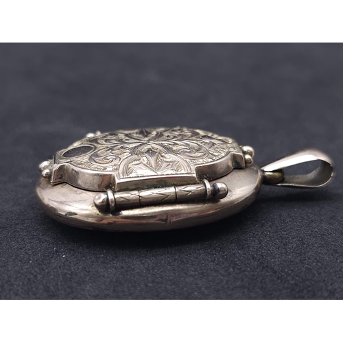 107 - A HIGH CARAT GOLD VICTORIAN MOURNING LOCKET WITH INTRICATE PATTERNED FRONT AND BACK AND STILL HOUSIN... 