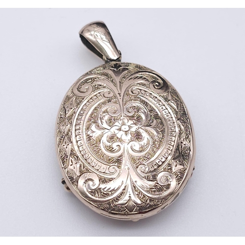 107 - A HIGH CARAT GOLD VICTORIAN MOURNING LOCKET WITH INTRICATE PATTERNED FRONT AND BACK AND STILL HOUSIN... 