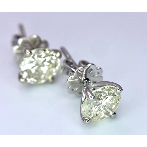 470 - A PAIR OF 1.2ct DIAMOND STUD EARRINGS SET IN PLATINUM.  SIMPLY STUNNING..