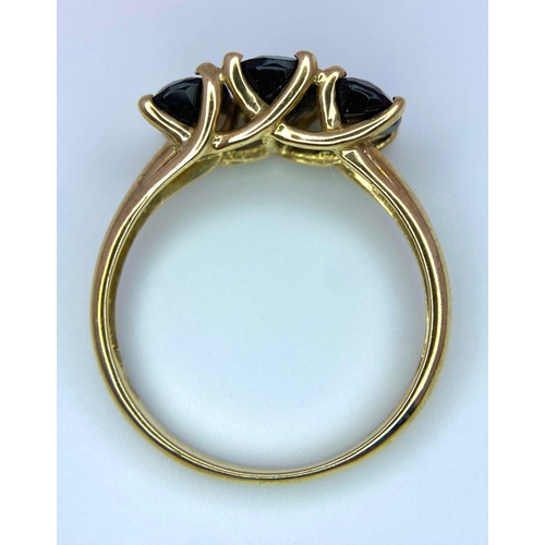 562 - A 9K GOLD RING WITH 3 SMOKEY QUARTZ STONES   2.4gms   size Q