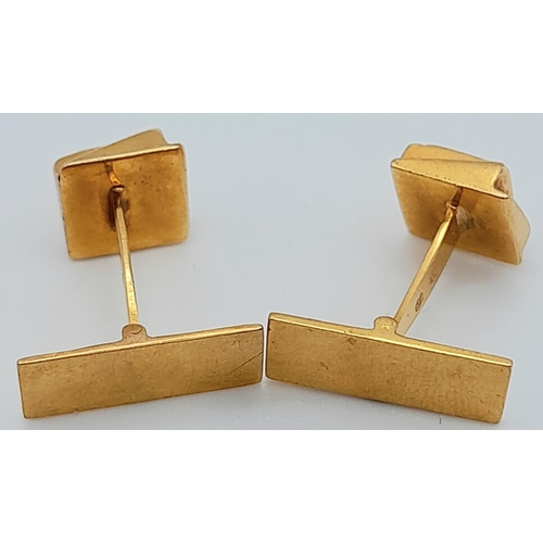 569 - A PAIR OF TASTEFUL 18K GOLD GENTS CUFFLINKS .   7.2gms