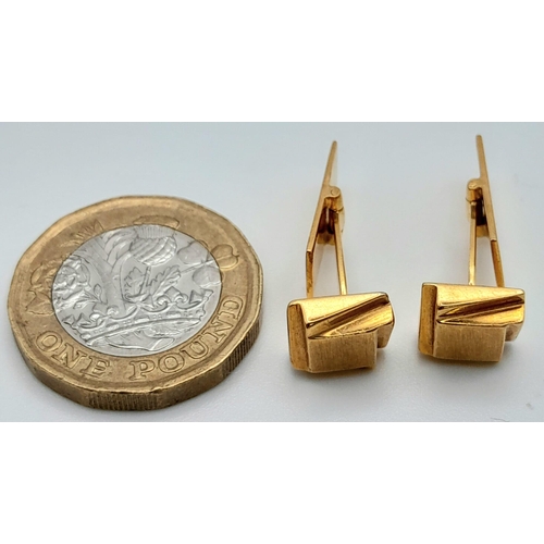 569 - A PAIR OF TASTEFUL 18K GOLD GENTS CUFFLINKS .   7.2gms