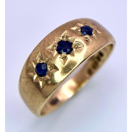 582 - A 9K GOLD 3 STONE GYPSY RING WITH 3 SAPPHIRE STONES .  1.9gms   size H