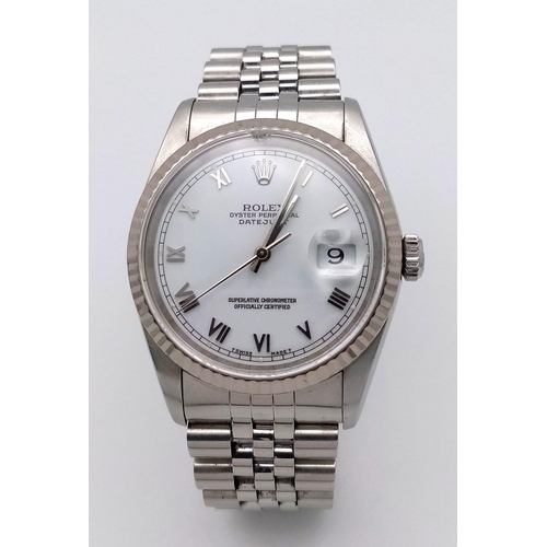 71 - A GENTS ROLEX OYSTER PERPETUAL DATEJUST WATCH IN STAINLESS STEEL WITH WHITE DIAL , ROMAN NUMERALS AN... 