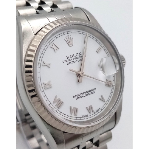 71 - A GENTS ROLEX OYSTER PERPETUAL DATEJUST WATCH IN STAINLESS STEEL WITH WHITE DIAL , ROMAN NUMERALS AN... 