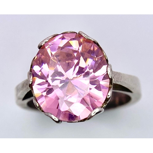 1019 - A vintage sterling silver ring with an oval cut Kunzite (lab created). Ring size: O, weight: 6,5 g.