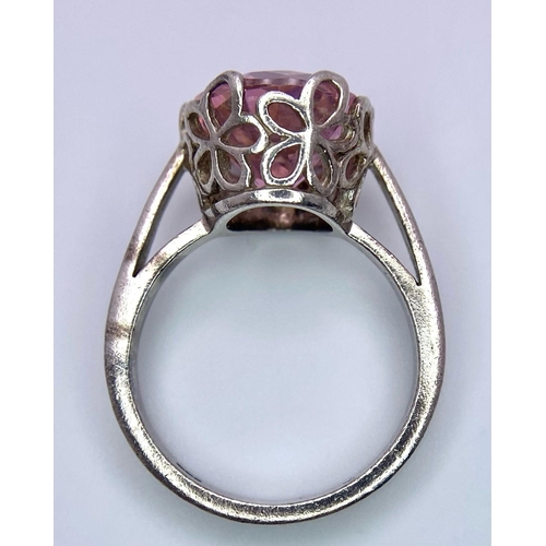 1019 - A vintage sterling silver ring with an oval cut Kunzite (lab created). Ring size: O, weight: 6,5 g.