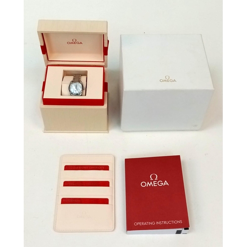 87 - An Omega Seamaster Aqua Terra Quartz Ladies Watch. Stainless steel bracelet and case - 28mm. Mother ... 