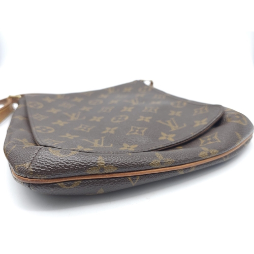 395 - Louis Vuitton Musette Salsa Bag.
Iconic design for everyday wear, which allows you to fit all of you... 