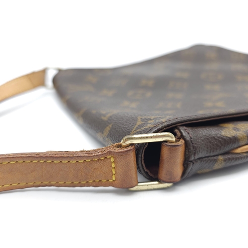 395 - Louis Vuitton Musette Salsa Bag.
Iconic design for everyday wear, which allows you to fit all of you... 