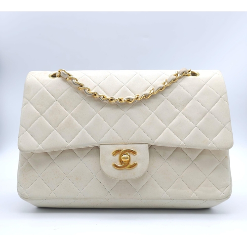 59 - Chanel Cream Maxi.
Double handled, quilted in diamond stitching and quality leather throughout. Gold... 