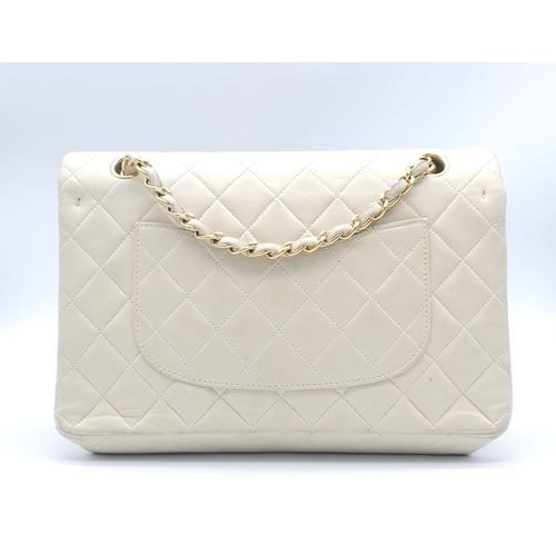 59 - Chanel Cream Maxi.
Double handled, quilted in diamond stitching and quality leather throughout. Gold... 