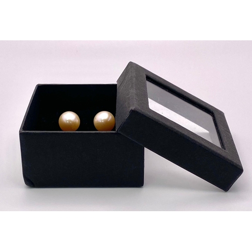 680 - A Pair of 9K Yellow Gold Pink Cultured Stud Earrings. Boxed. 
Ref: 5539