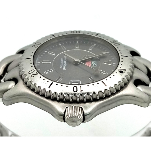 1190 - Vintage, early 2000's TAG HEUR Men's Watch. 
Water Resistant 200m, Stainless Steel, 35mm dial.
In wo... 