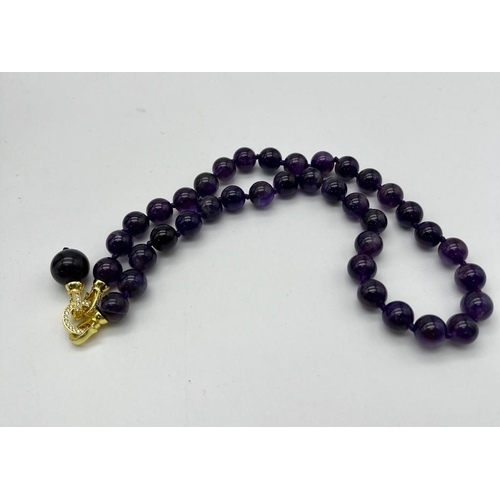 507 - A Wonderful Purple Amethyst Bead Necklace with Drop Down Pendant. 10mm beads. Decorative gilded snap... 