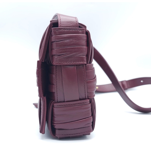 73 - Bottega Veneta Brick Cassette Bag.
Smooth burgundy leather, signature orthogonal weaving, adjustable... 