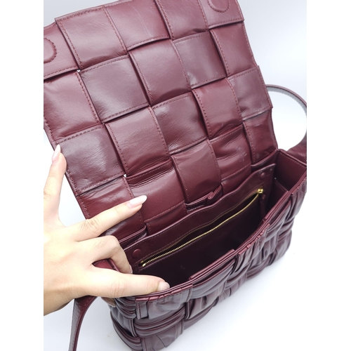 73 - Bottega Veneta Brick Cassette Bag.
Smooth burgundy leather, signature orthogonal weaving, adjustable... 