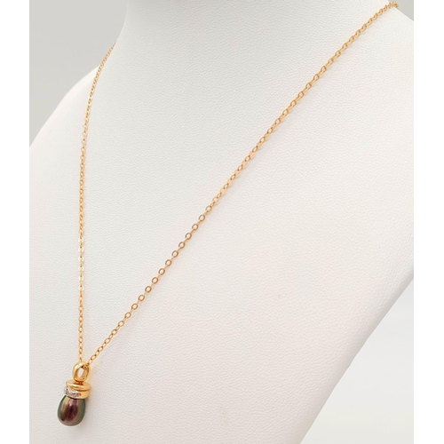 1504 - A BLACK TEAR DROP NATRAL PEARL PENDANT ON A 44cms 9K GOLD CHAIN .3.4gms