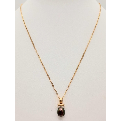 1504 - A BLACK TEAR DROP NATRAL PEARL PENDANT ON A 44cms 9K GOLD CHAIN .3.4gms