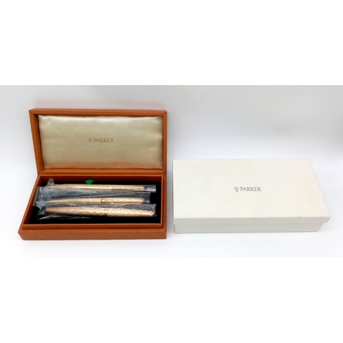 239 - A Wonderful Parker Pen 9K Gold Writing Set. Fountain, ballpoint and pencil in decorative bark-effect... 