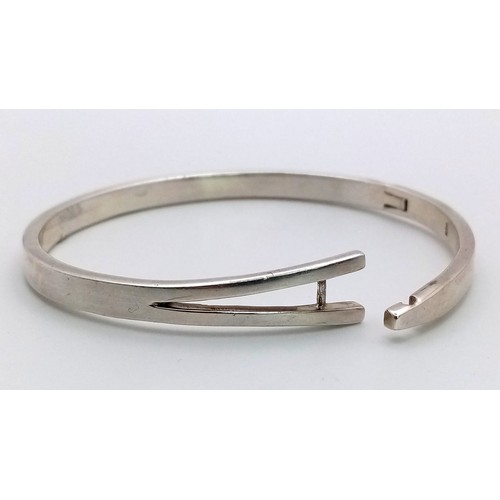 769 - A STERLING SILVER SOLID POLISHED HINGED BANGLE 26.7G
ref: SC 5070