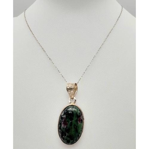 1189 - A Vintage and Scarce Sterling Silver ‘Ruby in Zoisite’ Cabochon Set Pendant Necklace.
46cm Length. P... 