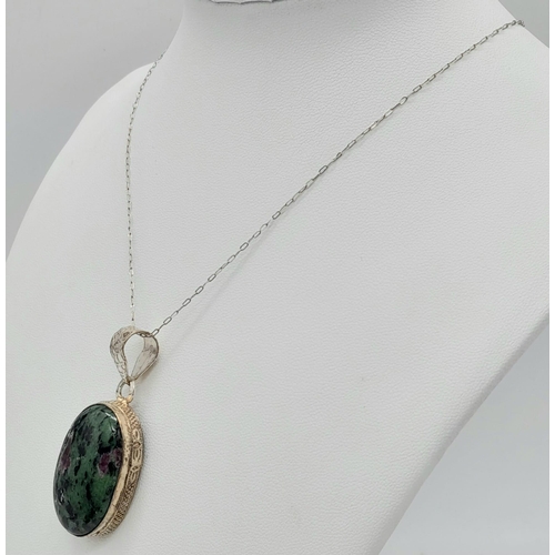 1189 - A Vintage and Scarce Sterling Silver ‘Ruby in Zoisite’ Cabochon Set Pendant Necklace.
46cm Length. P... 