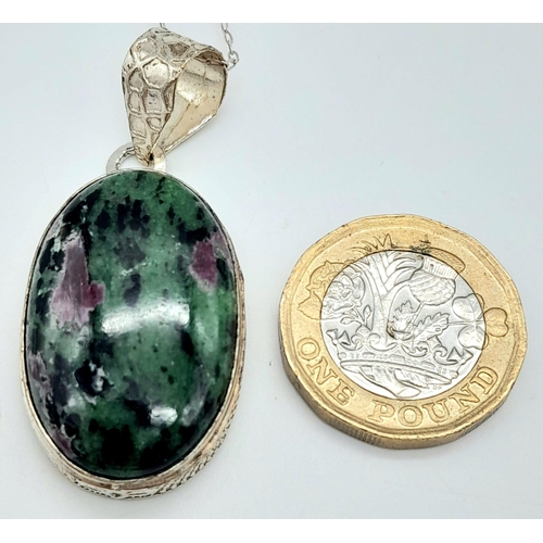 1189 - A Vintage and Scarce Sterling Silver ‘Ruby in Zoisite’ Cabochon Set Pendant Necklace.
46cm Length. P... 