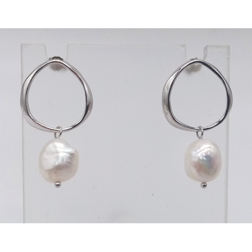 1336 - Sterling Silver Freshwater Pearl Earrings.
Measure 2cm in length.
Weight: 4.3g