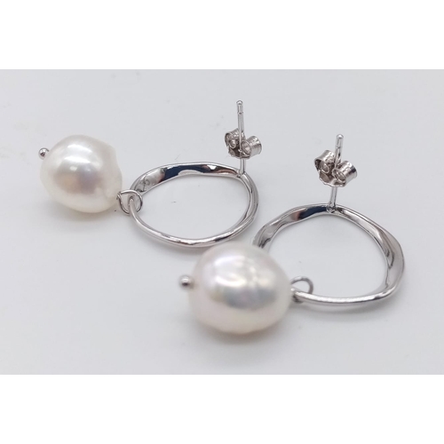 1336 - Sterling Silver Freshwater Pearl Earrings.
Measure 2cm in length.
Weight: 4.3g