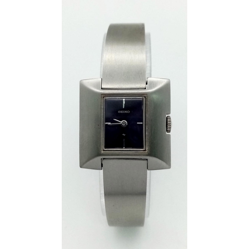 1160 - A Lovely Vintage Seiko Ladies Watch. Stainless steel bracelet and case - 25mm. Blue dial. Mechanical... 