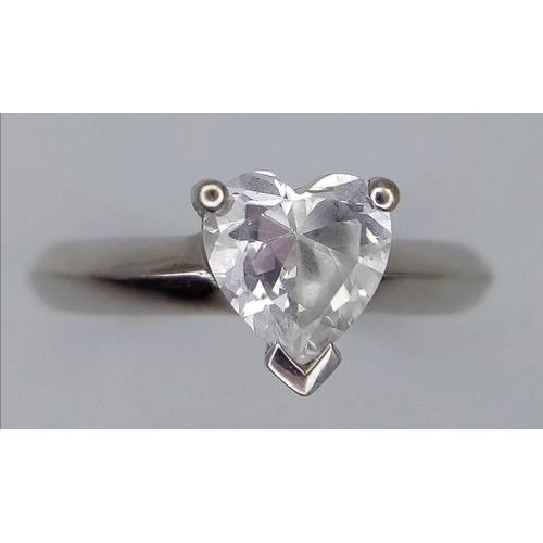 1471 - A fancy 9K gold solitare ring with approx 0.4Ct lovely heart shape CZ stone setting. Total weight 1.... 