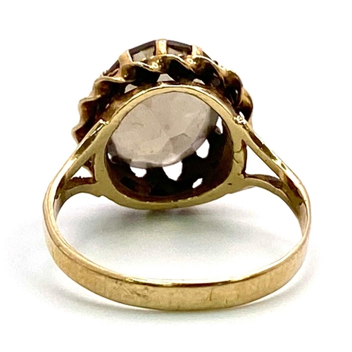 1569 - A Vintage 9K Yellow Gold Smoky Quartz Ring. Central faceted smoky quartz in a claw setting. Size Q. ... 