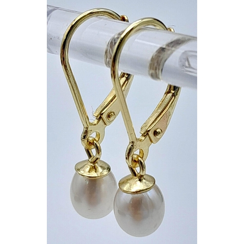 1723 - Gold Plated, Sterling Silver Pearl Earrings.
Weight: 1.9g