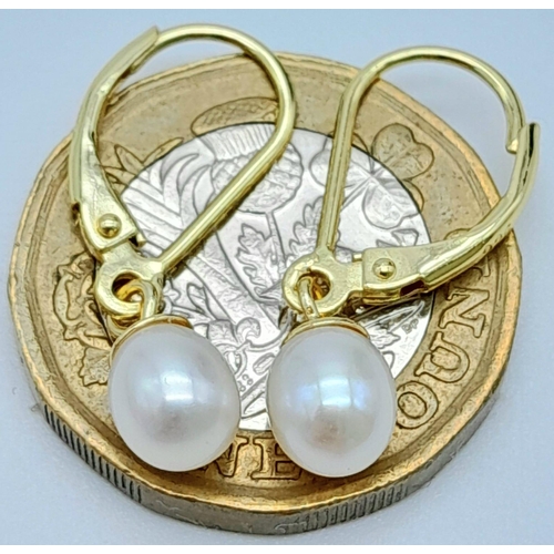 1723 - Gold Plated, Sterling Silver Pearl Earrings.
Weight: 1.9g