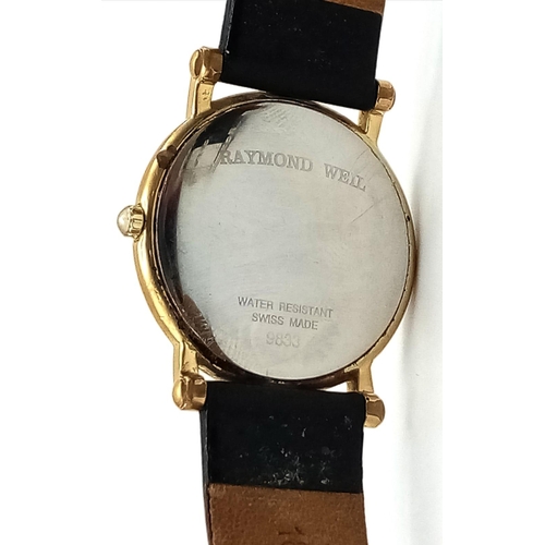 1527 - A Classic Raymond Weil Gents Dress Watch. Black leather strap. Gold plated case - 33mm. White dial w... 