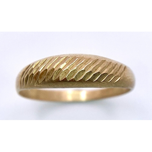 1005 - A Vintage 9K Yellow Gold Ridge Ring. Size N. 1.45g weight.