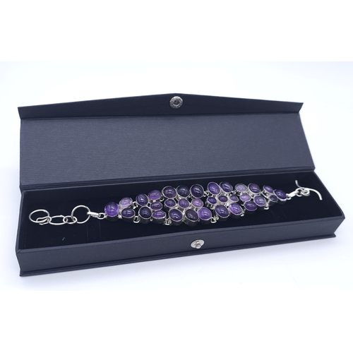 168 - A sophisticated bracelet with large amethyst cabochons. Length: 17-22 cm, weight: 56.6 g. In a prese... 