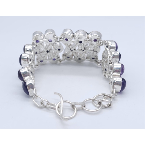 168 - A sophisticated bracelet with large amethyst cabochons. Length: 17-22 cm, weight: 56.6 g. In a prese... 