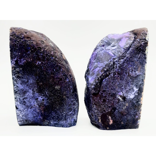 224 - A natural wonder, a cardinal purple coloured pair of banded agate bookends, Height: 10 cm, total wei... 