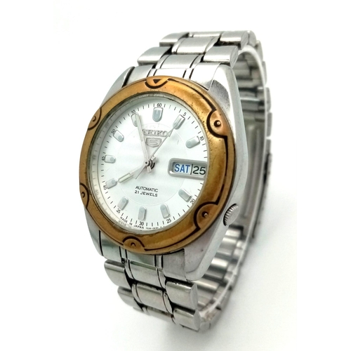 1712 - A Seiko 5 Automatic Gents Watch. Stainless steel bracelet and Case - 37mm. White dial with day/date ... 