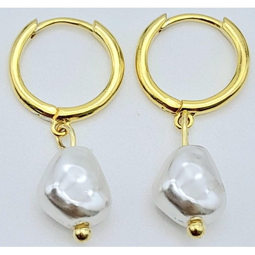 1750 - Gold Plated, Silver Pearl Earrings.
Drop measures 1cm.
Weight: 1.38g