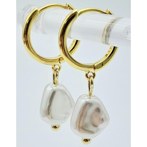 1750 - Gold Plated, Silver Pearl Earrings.
Drop measures 1cm.
Weight: 1.38g