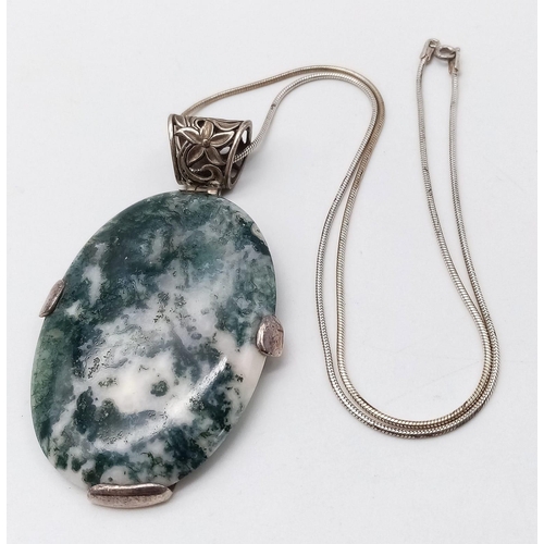 1027 - A vintage sterling silver moss Agate pendant (6X4cm) on silver chain. Total weight 33G. Total length... 