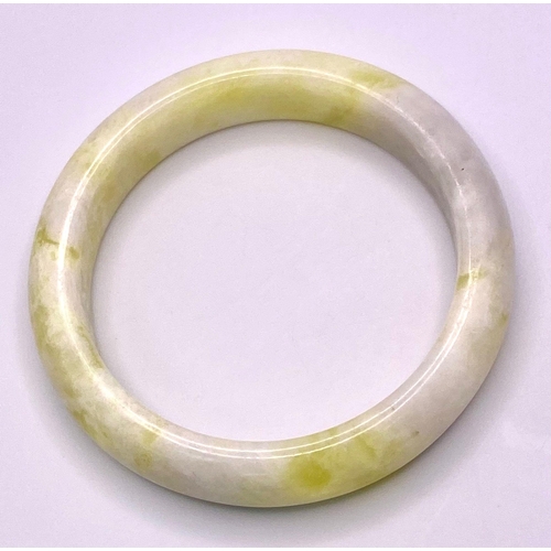 485 - A Green and White Chinese Jade Bangle. 6cm inner diameter. 15mm width.