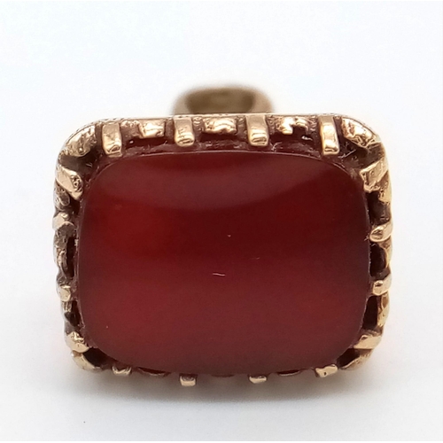 639 - An Antique 9K Yellow Gold Carnelian Fob Seal Pendant. 3.36g weight.